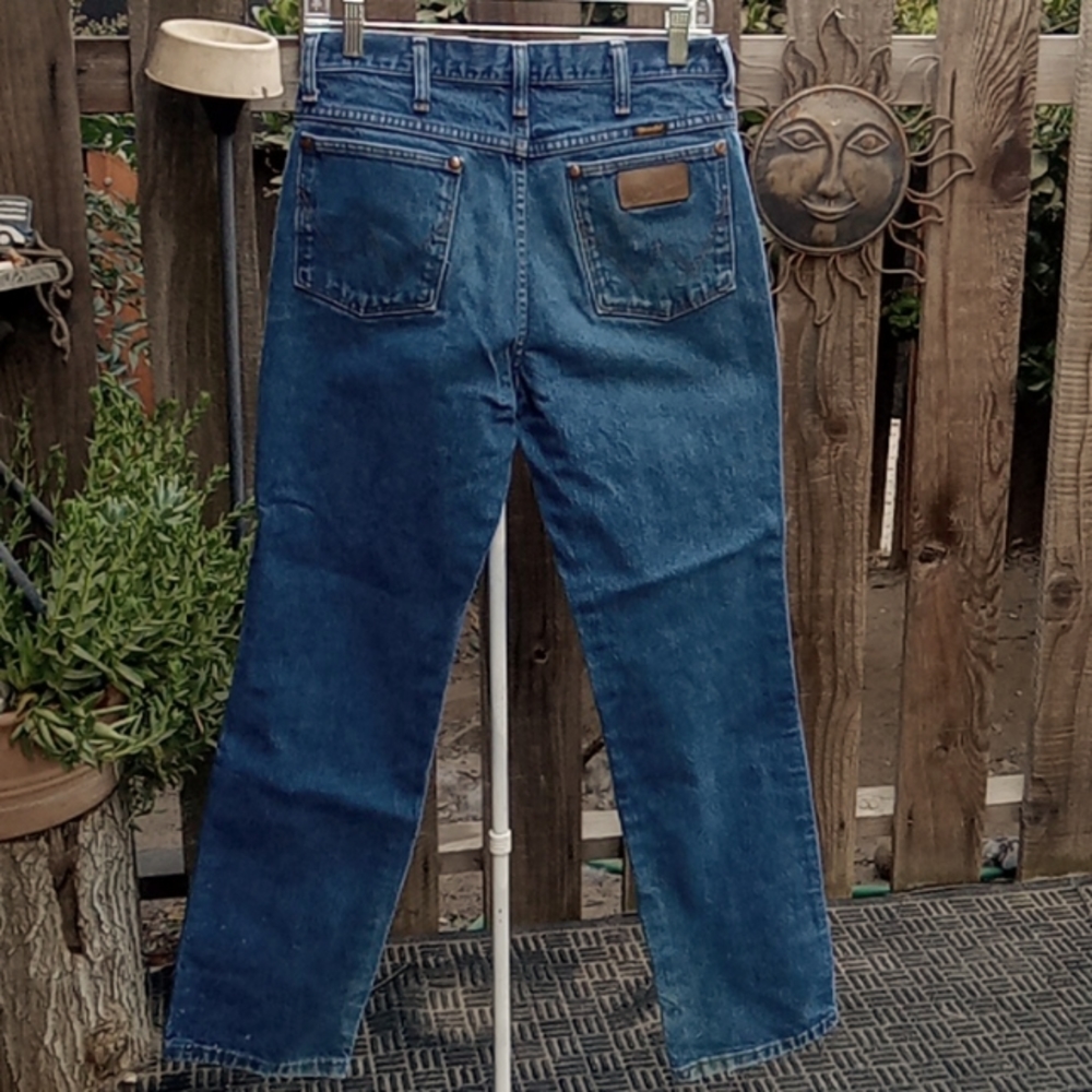 Men's Wrangler showed damages down by the ankles in the pictures size 31-32
